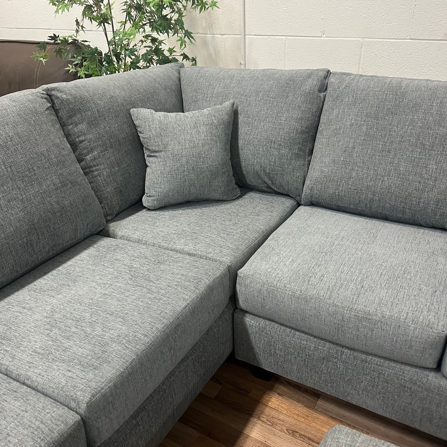 4250 2-Piece Sectional with Ottoman β Smoke Gray