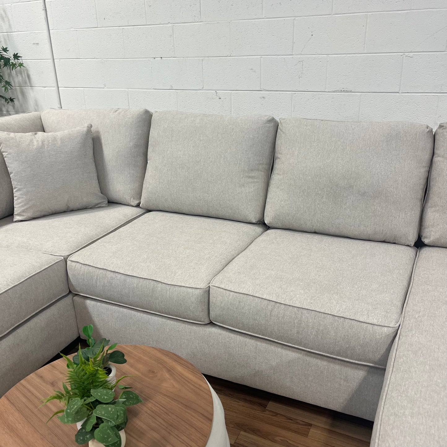 5250 Performance Fabric Sectional with Chaise β Bisque
