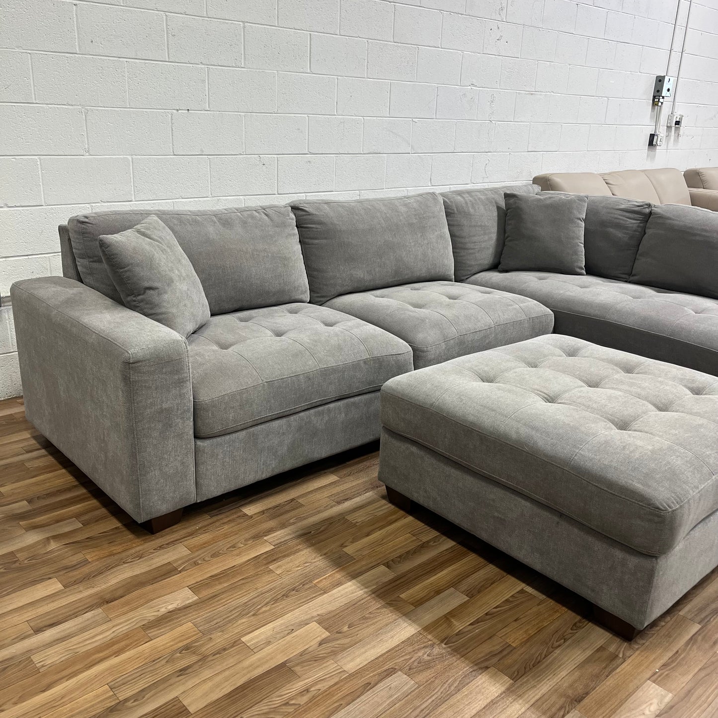 Thomasville Miles Sectional with Ottoman