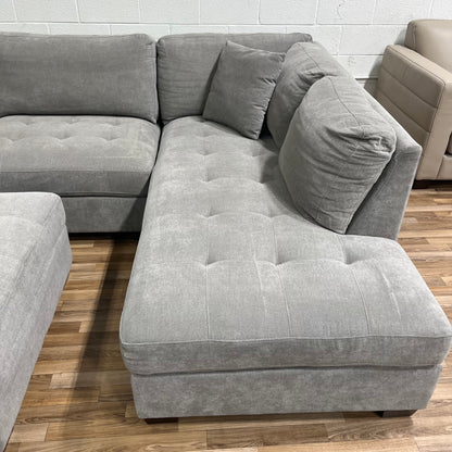 Thomasville Miles Sectional with Ottoman