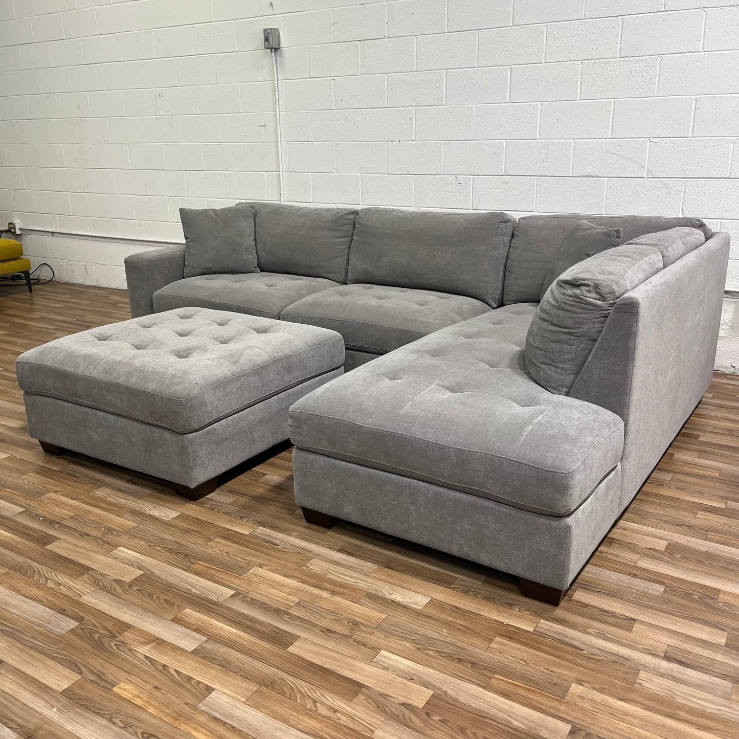 Thomasville Miles Sectional with Ottoman