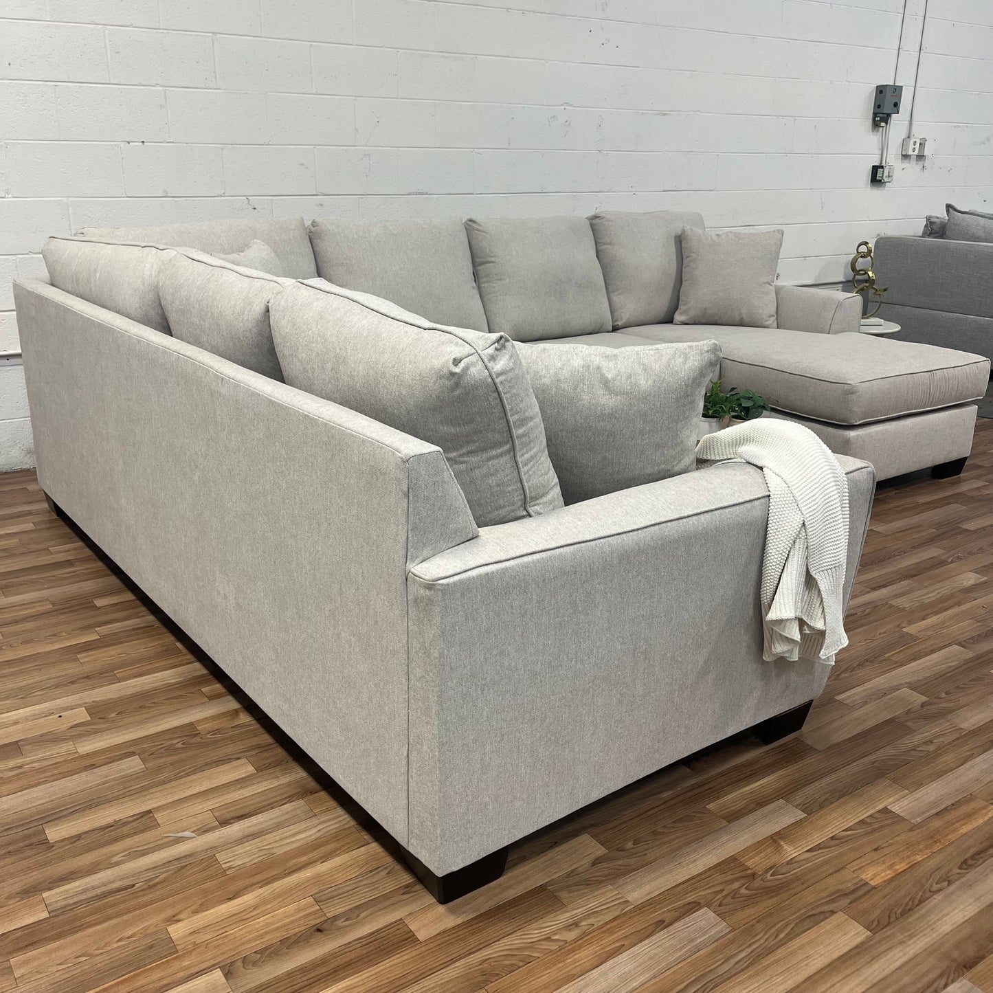 5250 Performance Fabric Sectional with Chaise – Bisque