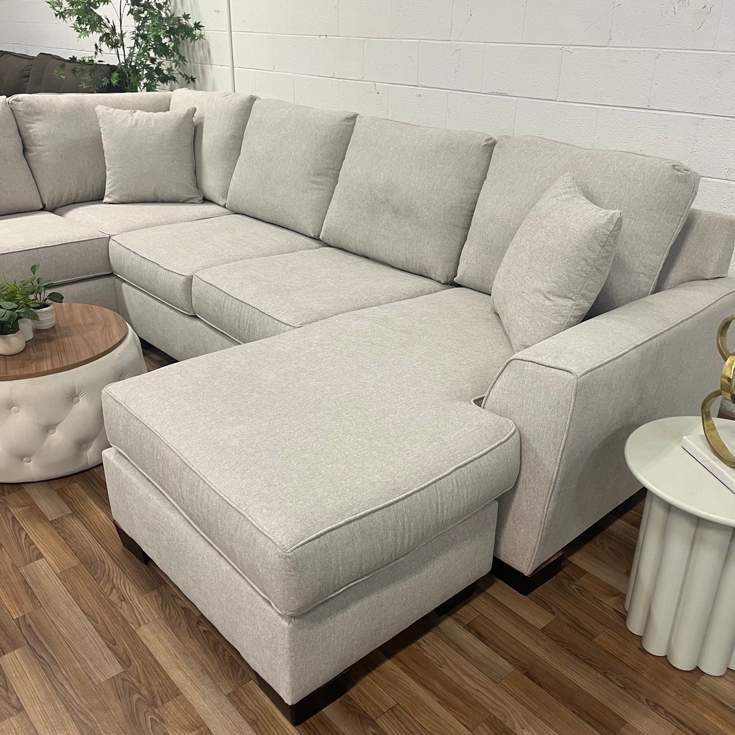 5250 Performance Fabric Sectional with Chaise – Bisque