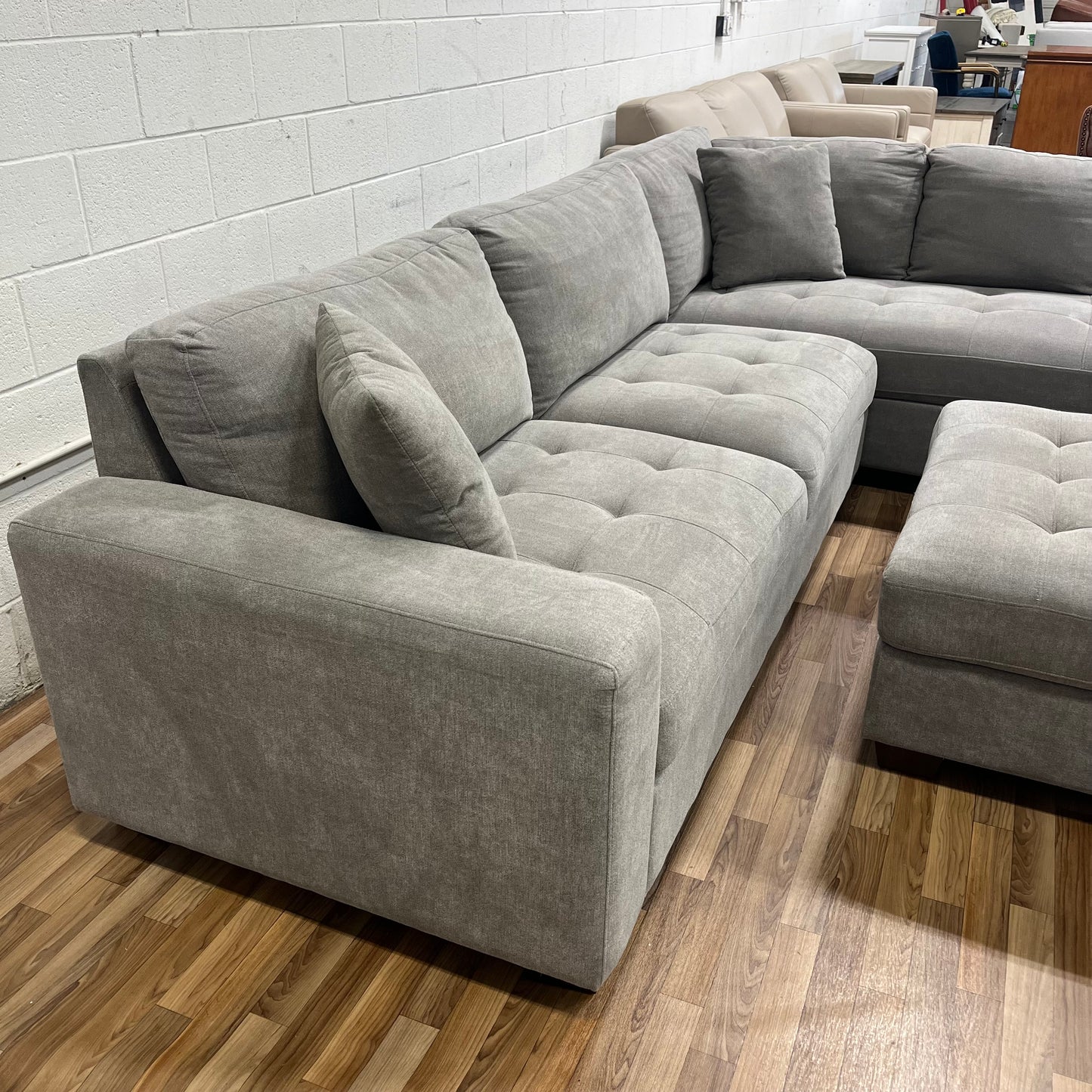 Thomasville Miles Sectional with Ottoman