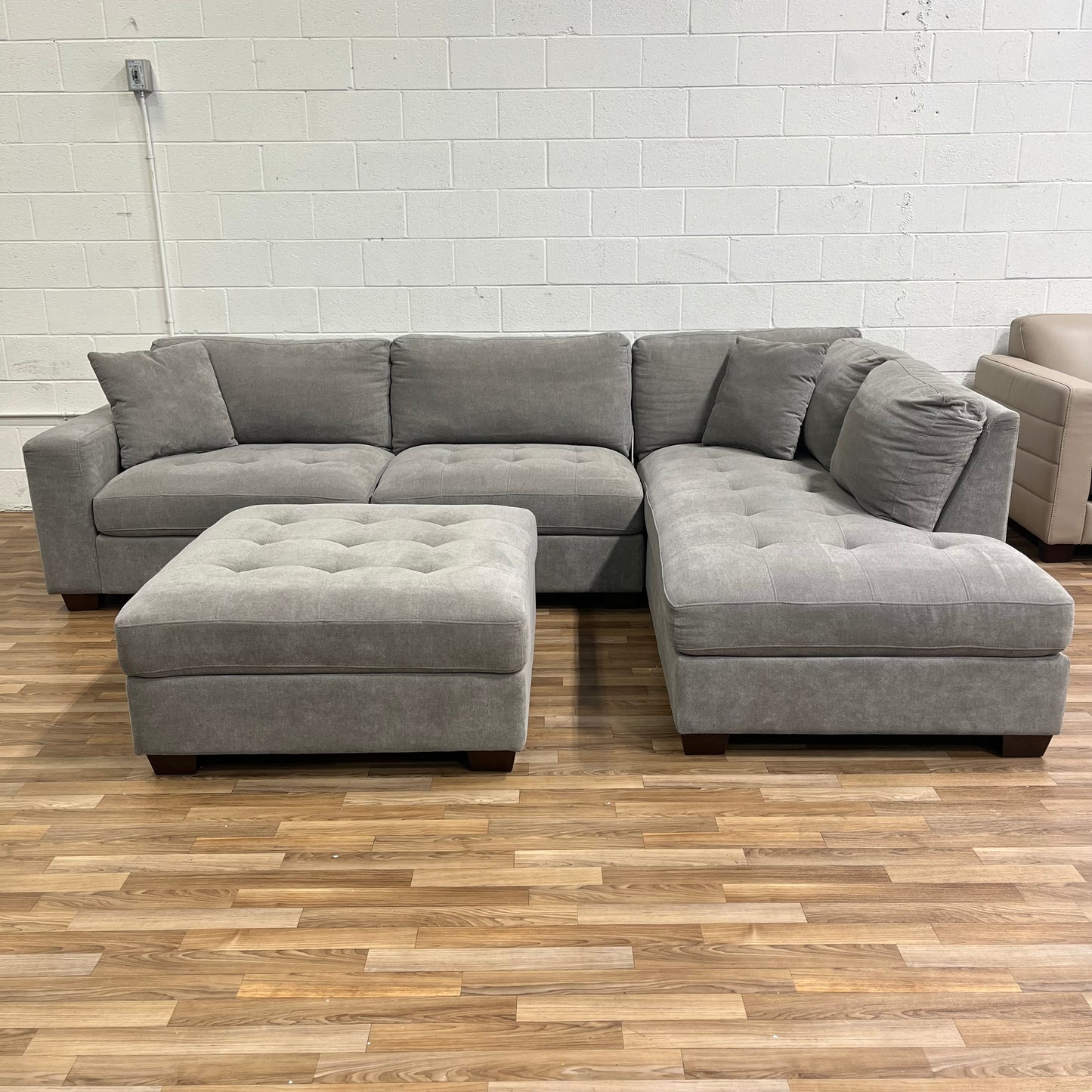 Thomasville Miles Sectional with Ottoman
