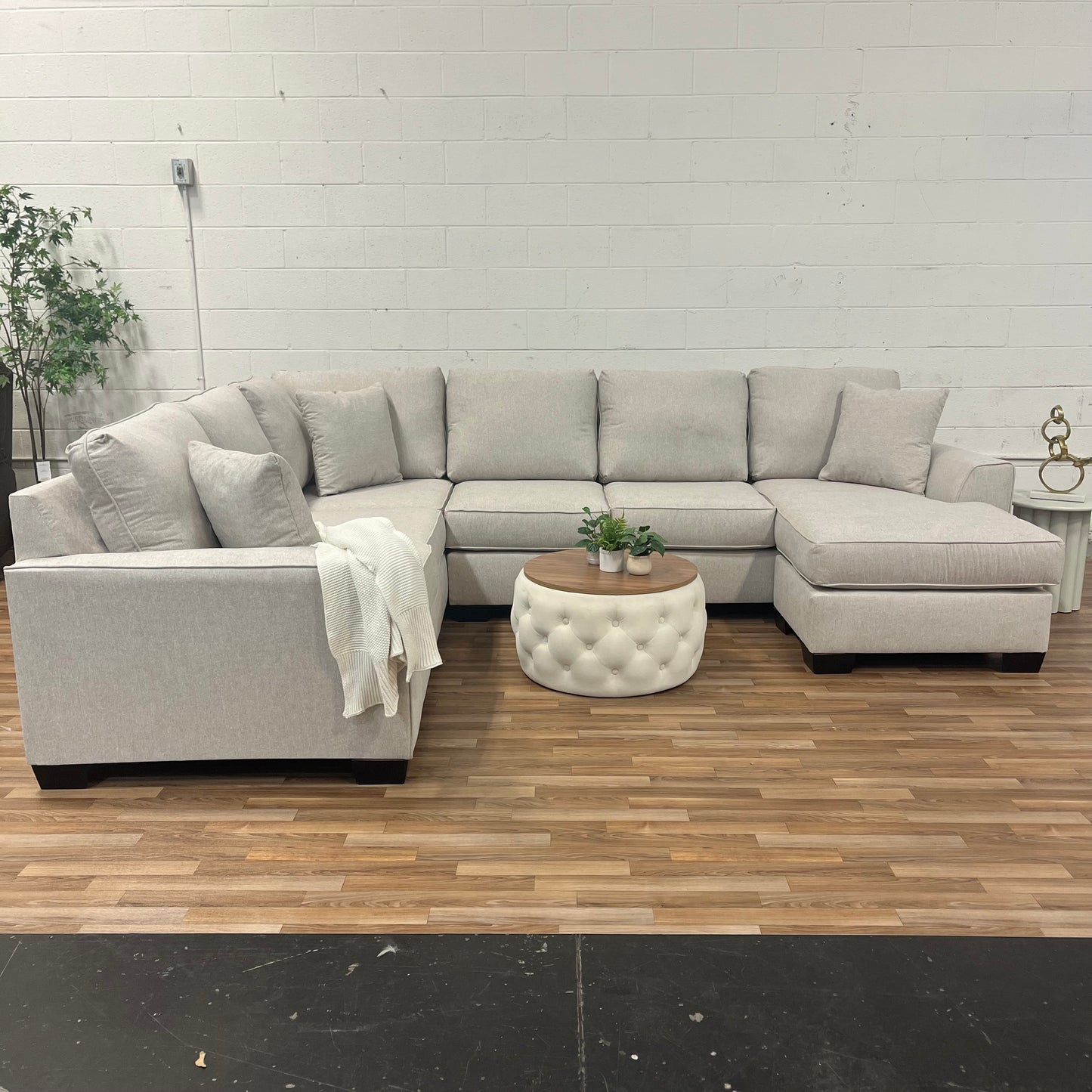 5250 Performance Fabric Sectional with Chaise – Bisque